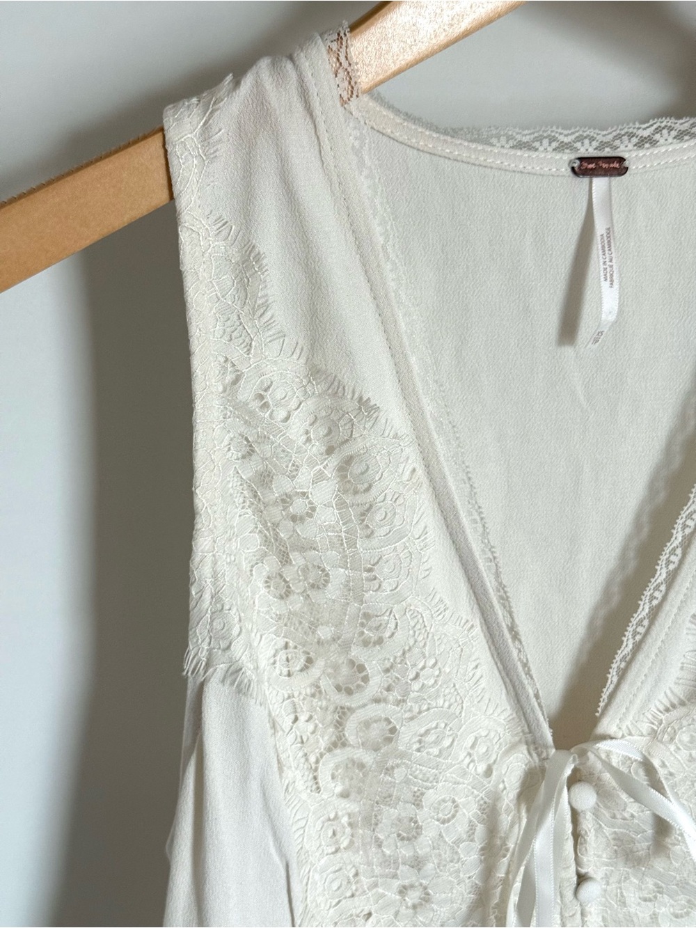 Free People Jaida Vest Top Tofu Ivory Eyelash Lace Button Front Tie XS - Picture 6 of 14